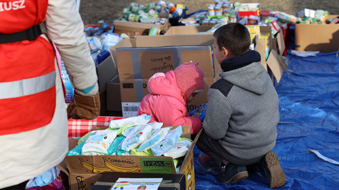Barn får hjelp på polsk side av den ukrainsk-polske grensa. Foto: Jans Chr. Boysen, UD