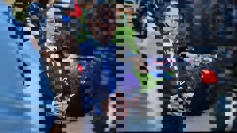 Utenriksminister Eide utenfor Victoria terrasse