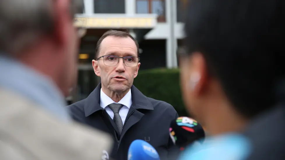 Bilde av utenriksminister Espen Barth Eide som intervjues utendørs