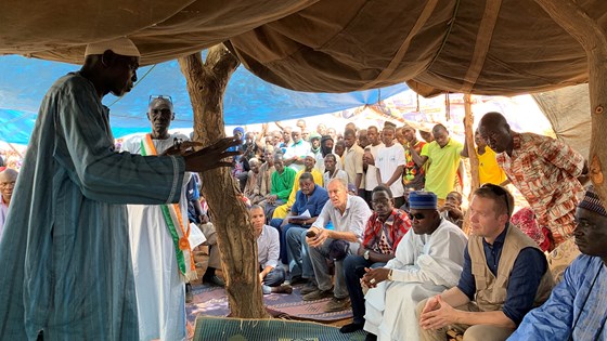 Statssekretær Aksel Jakobsen (nummer to fra høyre) i møte med småbønder fra Niger. Foto: Narve Solheim, UD