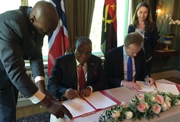 Utenriksministrene Brende og Chikoti undertegner samarbeidsavtalen mellom Norge og Angola. Foto: UD