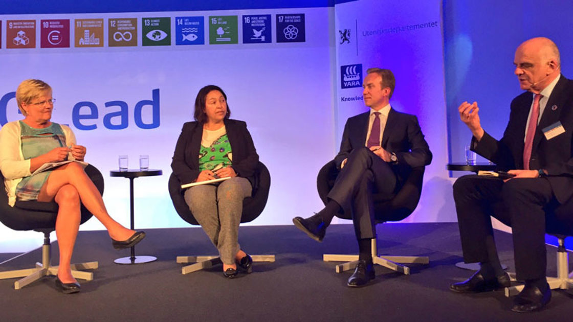 Samfunnsaktører i diskusjon om hvordan FNs bærekraftsmål skal nås. Fra venstre:Kristin Halvorsen (Cicero), Frannie Leautier (Afrikabanken), utenriksminister Børge Brende og David Nabarro (FN). Foto: Guri Solberg, UD