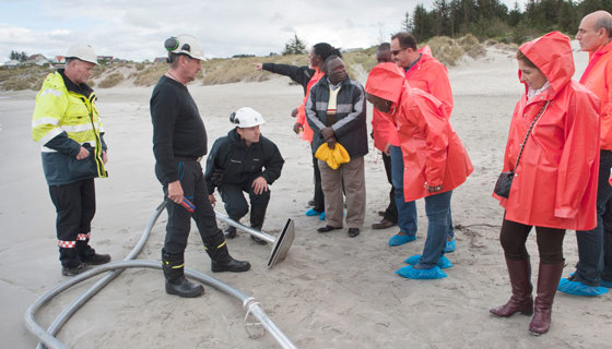 Helse, miljø og sikkerhet er en viktig del av Olje for utvikling-programmet. Her er representanter fra Libanon og Uganda på en beredskapsøvelse i oljevern i Stavanger i september. Foto: Ken Opprann