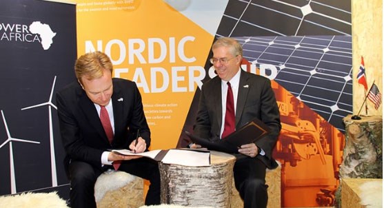 Foreign Minister Børge Brende signs the agreement with Power Africa, Eric Postel (right) . Photo: V.L. Salvesen, MFA