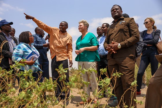 Utviklingsminister Anne Beathe Tvinnereim ser på en dam i landsbyen Chihembe. Foto: Jens Chr. Boysen, UD