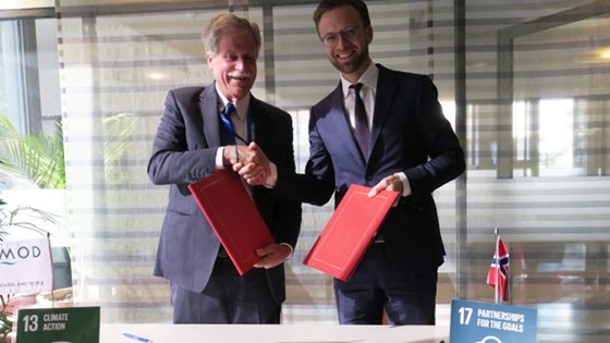 Utviklingsminister Nikolai Astrup suignerte ny avtale med Icimod. Foto: Siri R. Svendsen, UD