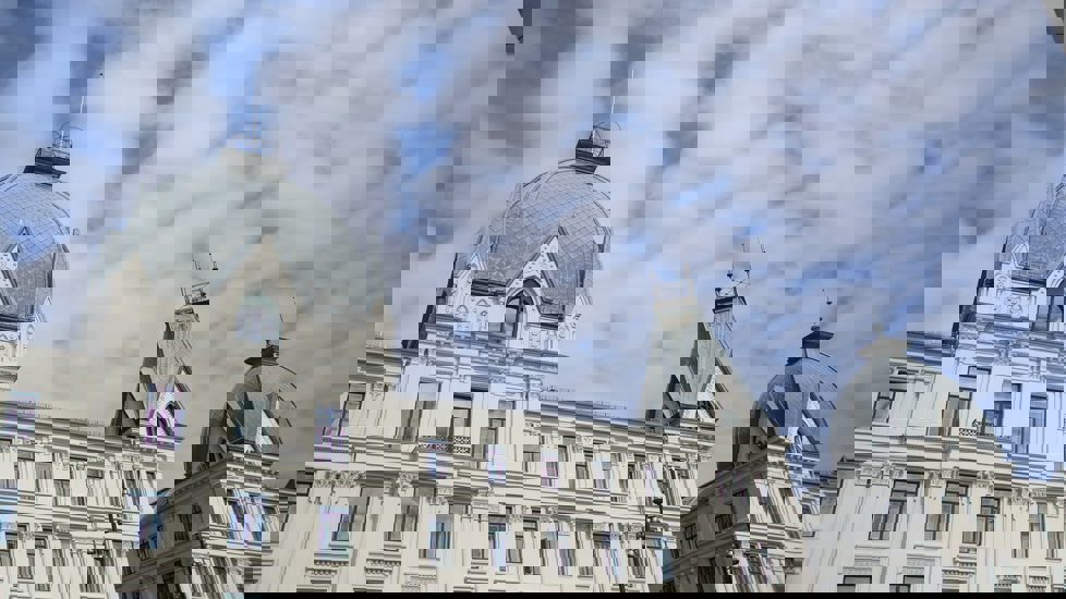 Bilde av fasaden til UD med lettskyet blå himmel