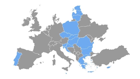 Europakart hvor de 15 landene som mottar EØS-midler er markert i blått.