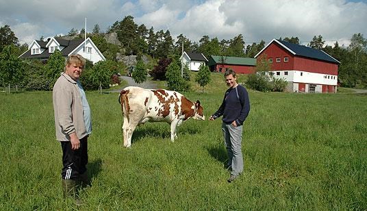 Sigbjørn Haslemo (t.h.) leier TINE sitt nye prosjekt «Mjølk i Aust-Agder». Her er han i Arendal hos mjølkeprodusent Håvard Dale.
