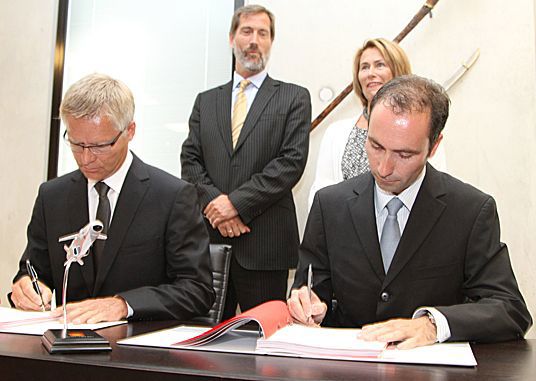 JSM-kontrakten signeres av Harald Ånnestad, Kongsberg Defence Systems og Anders Melheim, Forsvarets logistikkorganisasjon. I bakgrunnen Walter Qvam, Kongsberg-gruppen og forsvarsminister Grete Faremo