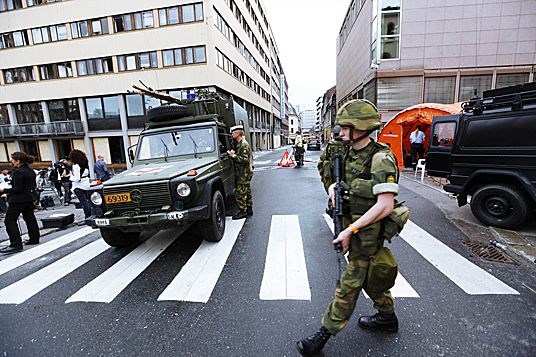 Soldater sikrer område i Oslo etter terrorangrepet