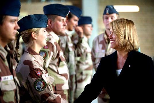 Forsvarsminister Grete Faremo hilser på deltakerne i Libya-operasjonen som kom hjem 3. august 2011. - Foto: Torgeir Haugaard, Forsvarets mediesenter