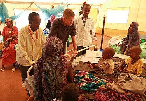 Miljø- og utviklingsminister Erik Solheim besøker flyktningleiren i Dadaab i Kenya. Leiren ligger på grensen til Somalia. 12 millioner mennesker er direkte rammet av tørke- og matvarekrisen ifølge FN.