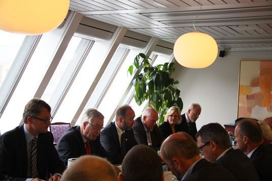 Giske og Johnsen drøftet finansuroen med næringslivstopper