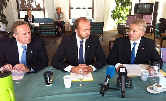 Fra pressekonferanse om forslag om endringer i Aksjeloven. Fra venstre: Landbruks- og matminister Lars Peder Brekk, nærings- og handelsminister Trond Giske og justis- og politiminister Knut Storberget.