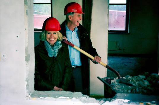 Helse- og omsorgsminister Anne-Grete Strøm-Erichsen sammen med Aps Stanley Wirak på det som skal bli Sandnes helsehus. Her blir det også etablert en frisklivssentral.