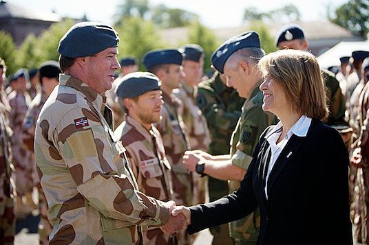 Forsvarsminister Grete Faremo ved medaljeparade for det hjemkomne personellet etter operasjon Unified Protector og Odyssey Dawn