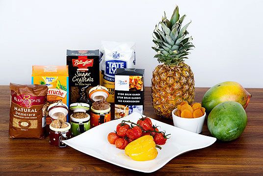På bildet finnes flere kilder til søtt som ulike typer sukker, tørket frukt, solmodne frukter som mango og ananas samt ovnsbakte tomater og paprika.