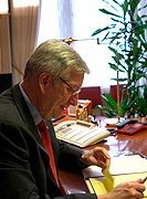 Ruhtadanministtar Sigbjørn Johnsen (Ap)                           Govven: Rune Kongsro