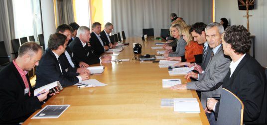 Helse- og omsorgsminister Anne-Grete Strøm-Erichsen i møte med dagligvarebransjen om nøkkelhullordningen. Foto: Helse- og omsorgsdepartementet.