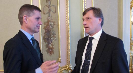 Erik Solheim og den finske jord- og skogbruksministeren Jari Koskinen under møtet i Helsingfors tirsdag. Foto: Gard Nybro Nielsen/Miljøverndepartementet
