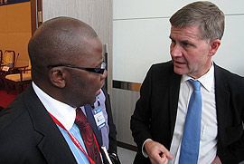 Miljø- og utviklingsminister Erik Solheim (t.h.) i samtale med Zimbabwes finansminister Tendai Biti under toppmøtet om utvikling i Busan, Korea. Foto: Svein Bæra, UD