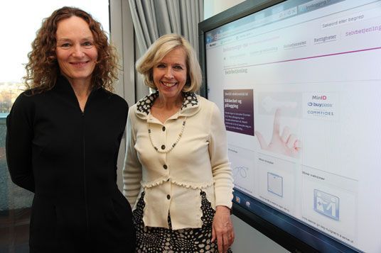 Helse- og omsorgsminister Anne-Grete Strøm-Erichsen og assisternede direktør ved Folkehelseinstituttet, Camilla Stoltenberg, får demonstrert Mine vaksiner. Foto: Helse- og omsorgsdepartementet.