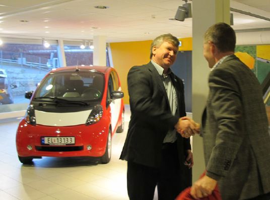 Får nøkler fra Erik Solheim. Foto: MD