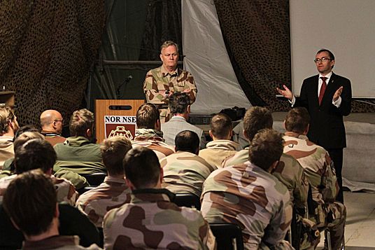 Forsvarsminister Espen Barth Eide og forsvarssjef Harald Sunde møtte norske soldater i Afghanistan (Forsvaret, Kim Gulbrandsen)