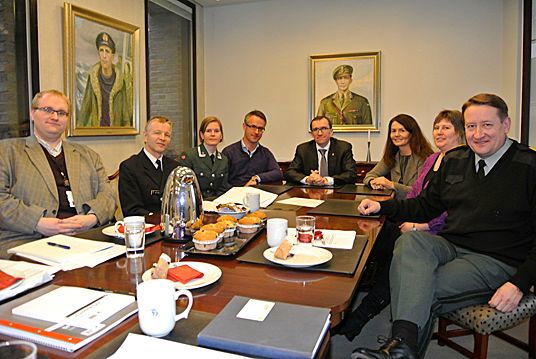 Forsvarsminister Espen Barth Eide møtte Etisk råd 8. desember 2011 (Forsvarsdepartementet)