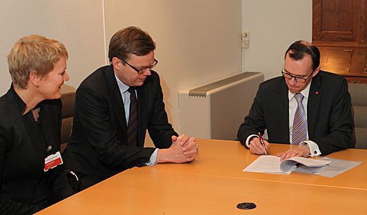 Forsvarsminister Espen Barth Eide signerer dokumentene for Luftforsvarets hovedverksted Kjeller som statsforetak i påsyn av seniorrådgiver Esben Oust Heiberg og Camilla Fiskevold fra advokatfirmaet Kluge som har bistått i prosessen (Forsvarsdepartementet, Asgeir Forsvarsminister Espen Barth Eide signerer dokumentene for Luftforsvarets hovedverksted Kjeller som statsforetak i påsyn av seniorrådgiver Esben Oust Heiberg og Camilla Fiskevold fra advokatfirmaet Kluge som har bistått i prosessen (Forsvarsdepartementet, Forsvarsminister Espen Barth Eide signerer dokumentene for Luftforsvarets hovedverksted Kjeller som statsforetak i påsyn av seniorrådgiver Esben Oust Heiberg og Camilla Fiskevold fra advokatfirmaet Kluge som har bistått i prosessen (Asgeir Spange Brekke)