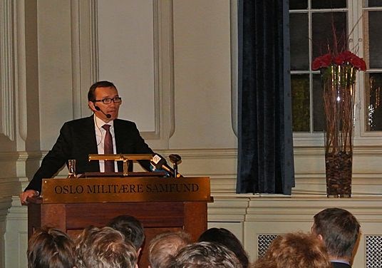 Minister of Defence Espen Barth Eide at the rostrum in Oslo Militære Samfund
