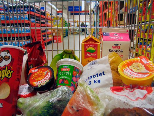 Handlekurv med matvarer 