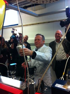 Landbruks- og matminister Lars Peder Brekk starter biogassreaktor.