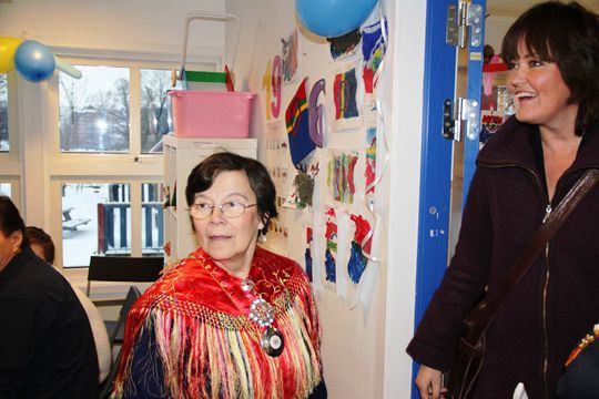 Ester Grossmann er áhkku (bestemor)i barnehagen. Bestefar (áddja) heter Frode Tveterås