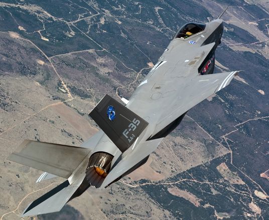 Kampflyet F-35 - AA-1 FLT 77.  AA-1 FLT 77.  This was LM Pilot Dave "Doc" Nelson's first flight in the F-35.  Aerial Photos by Liz Kaszynski. 03_31_2009Customer John KentAir to Air from chase A/C