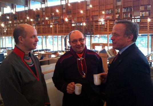 I Sametinget. Fra venstre: Direktør i Sametinget Rune Fjellheim, Sametingspresident Egil Olli og landbruks- og matminister Lars Peder Brekk.