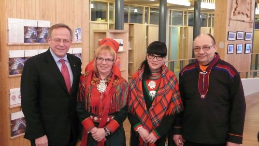 Landbruks- og matminister Lars Peder Brekk og representanter fra Samfetingsrådet, rådsmedlem Marianne Balto, rådsmedlem Ellinor Marita Jåma sametingsmedlem og Sametingspresident Egil Olli.