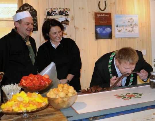 Ordfører Even Moen erklærte Sjokoladelåven for åpnet i februar ved å bite over en sjokoladelenke.