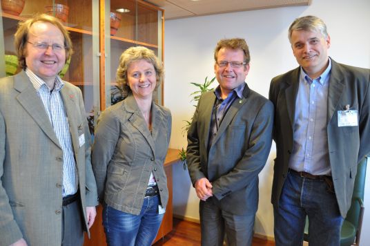 Statssekretær i Landbruks- og matdepartementet Harald Oskar Buttedahl i møte med Mekjell Meland, avdelingsleiar ved Bioforsk Vest Ullensvang, forskingssjefen i frukt og bær Anita Sønsteby og forskingssjefen for avdeling for plantesjukdomar Arne Stensvand.
