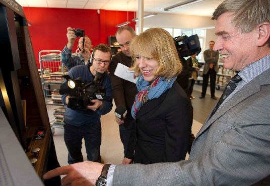 Kulturminister Anniken Huitfeldt og assisterende nasjonalbibliotekar Roger Jøsevold.