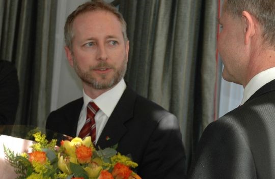 Miljøvernminister Bård Vegar Solhjell og Erik Solheim under nøkkeloverrekkelsen