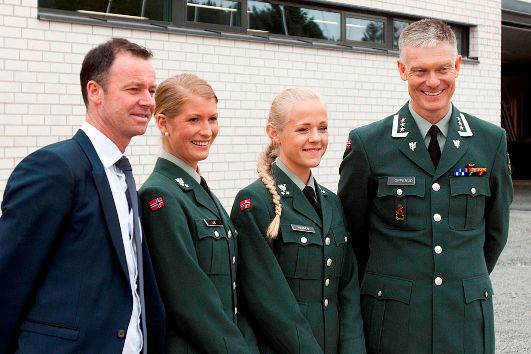 Roger Ingebrigtsen med andreårs kadetter Karina Lie og Helle Christin Hessen samt krigsskolesjef Arne Opperud.