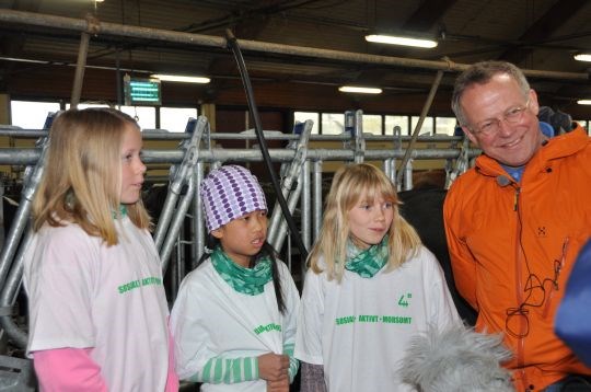 Fra v: Malin Aasdokken, Aurora Kvande, Stine Aasdokken, fra 4H hjalp Landbruks- og matminister Lars Peder Brekk med mjølkinga. 