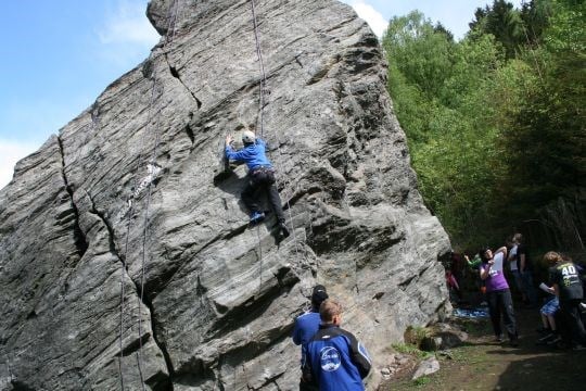Fortun 4H i Luster kommune har laga åtte klatreruter på naturmøteplassen Trollstein. 