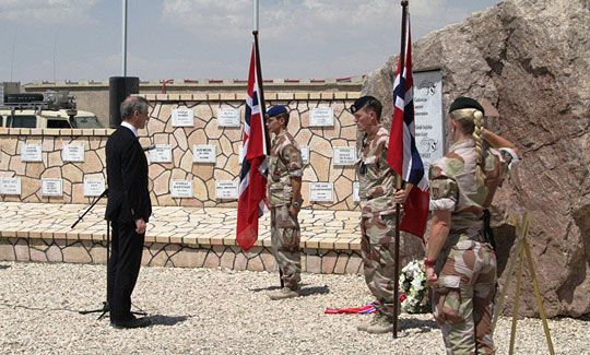 Utenriksminister Jonas Gahr Støre  i minnelunden for de falne i Mazar e Sharif.