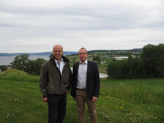Landbruks- og matminister Trygve Slagsvold Vedum og statssekretær Magnus Kindbom  i Sveriges Landsbygdepartement i kulturlandskap på Tautra. 