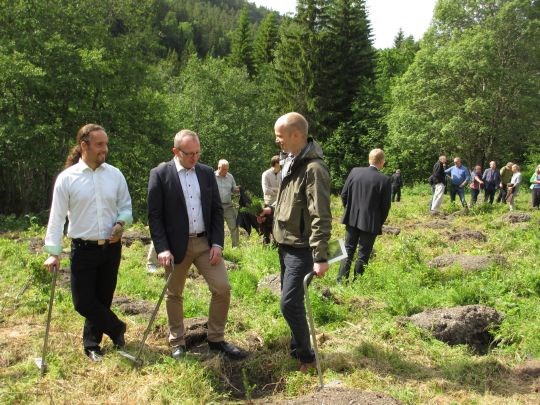På plantefeltet, fra venstre: Ålands næringsminister Frederik Karlstsrøm, Norges landbruks- og matminister Trygve Slagsvold Vedum og Sveriges Landsbygdepartement Magnus Kindbom.