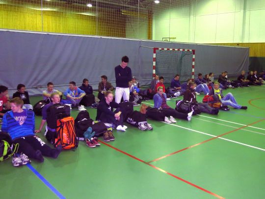 Mange spente og forventningsfulle rekrutter i idrettshallen på Sessvollmoen.