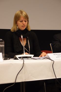 Politisk rådgiver i Landbruks- og matdepartementet Ane Hansdatter Kismul åpnet møtet på Svalbard med å understreke viktigheten av tilgang til genetiske ressurser for global matsikkerhet, i lys av klimaendringer. (Foto: Landbruks- og matdepartementet)